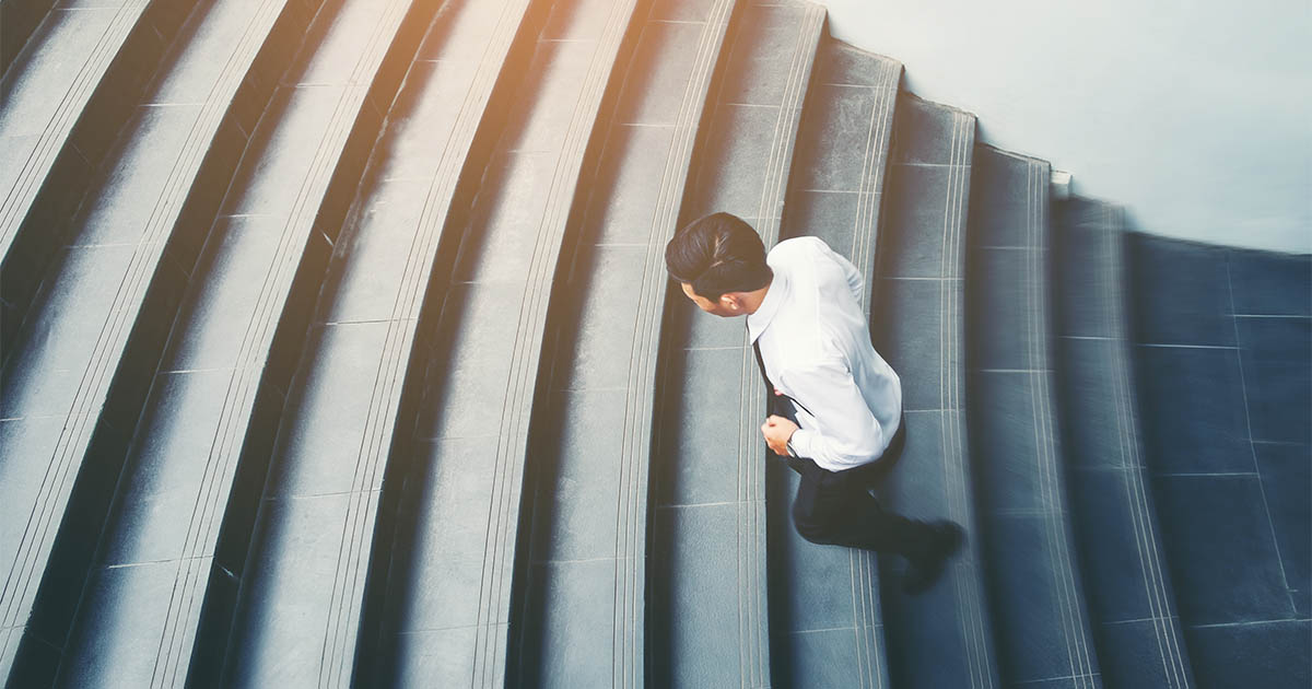 Forretningsmand løber på trapper