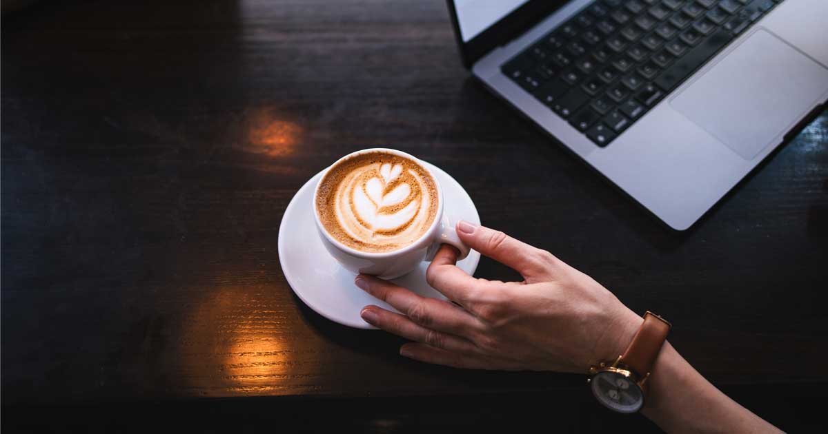 Kaffe-computer-med-haand