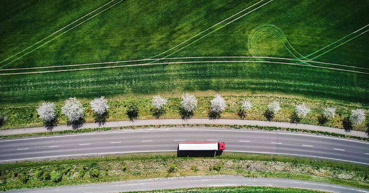 Lastbil på nej med fugleperspektiv
