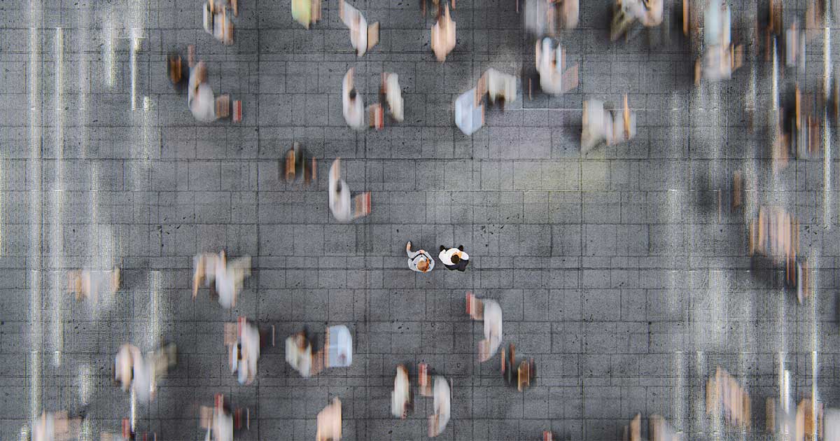 Menneskemængde blurred to personer i fokus